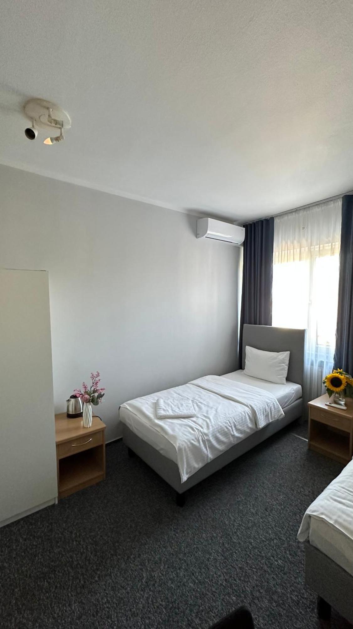 Lezzet B&B Pokoj Goscinny & Turkishrestaurant Warschau Buitenkant foto