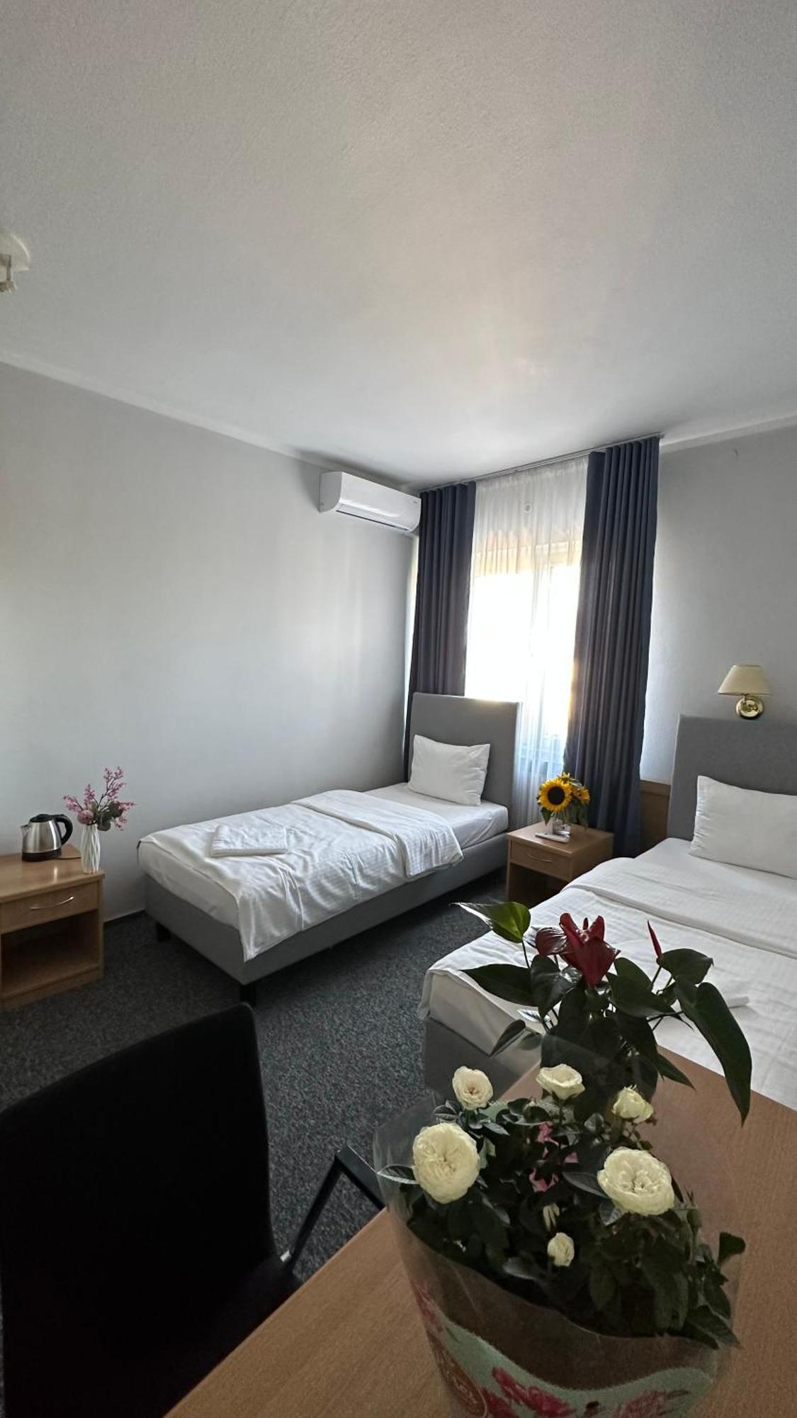 Lezzet B&B Pokoj Goscinny & Turkishrestaurant Warschau Buitenkant foto
